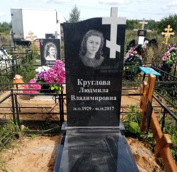 Памятник на могилу с крестом и портретом в Ярославле.